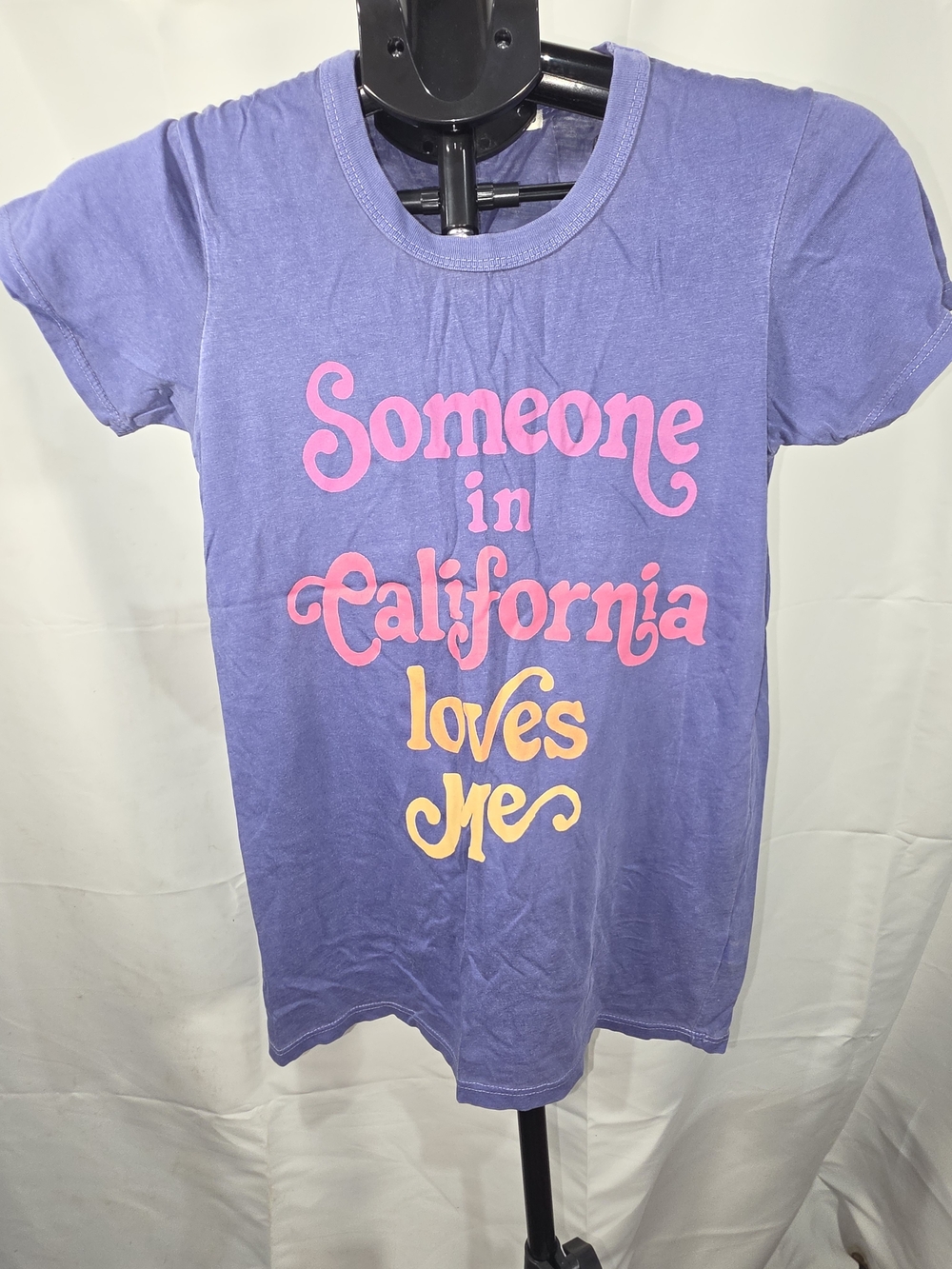 Junk Food Clothing “Someone in California Loves Me” Graphic Tee – XS Pink/yellow